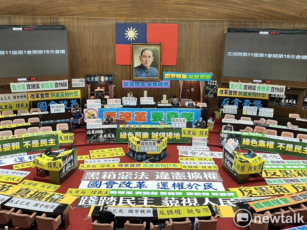 前行政院政務委員張景森29日抨擊，政客們都知道笨蛋不能得罪，蠢票也是票，且部分下流政客認為，「蠢票」比理性選票更容易收割，因此在網路上激烈表言來獲取支持。 圖：金大鈞/攝（資料照）
