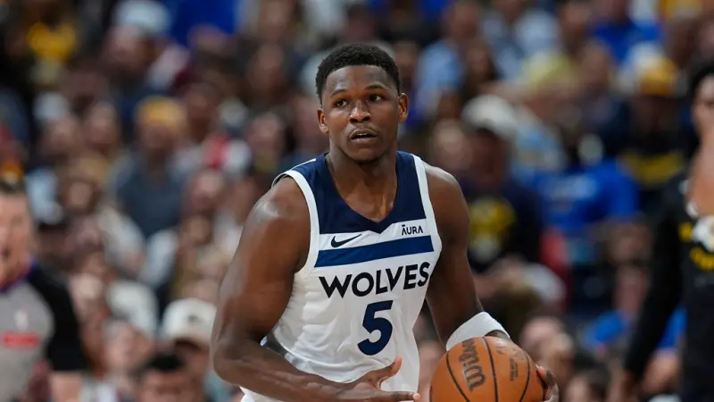 ▲NBA明尼蘇達灰狼昨(27)日再度輸球，西區決賽陷入0：3的絕對落後，而灰狼當家球星Anthony Edwards則是賽後主動站出來喊話，並表示希望接下來球隊能創造歷史。（圖／美聯社／達志影像）
