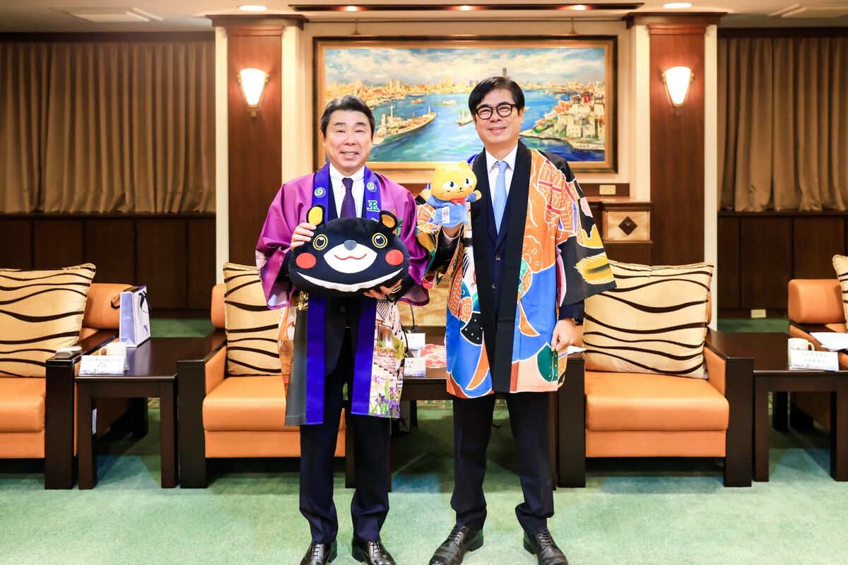 陳其邁(右)穿上玉名市傳統祭典服飾與藏原隆浩(左)合影。 圖：高雄市行國處/提供