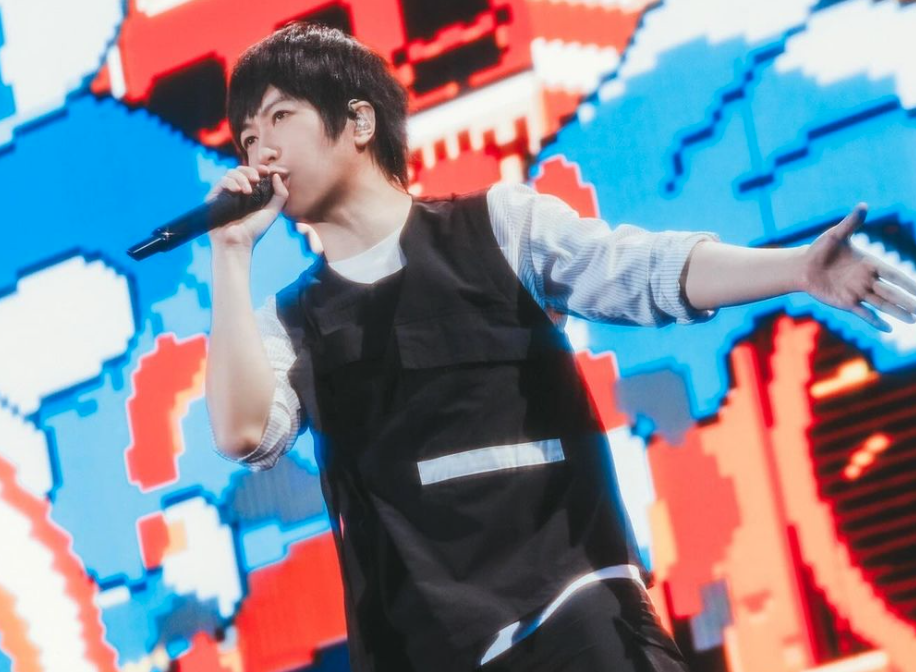 阿信在演唱會上，脫口說出「我們中國人，到北京就是要吃烤鴨」，引起大批台灣粉絲不滿。 圖：翻攝自阿信IG