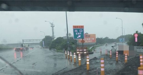 今(28)日鋒面通過，西半部下起豪大雨，讓國道1號北向161公里后里交流道出現淹水情形。 圖：取自記者爆料網