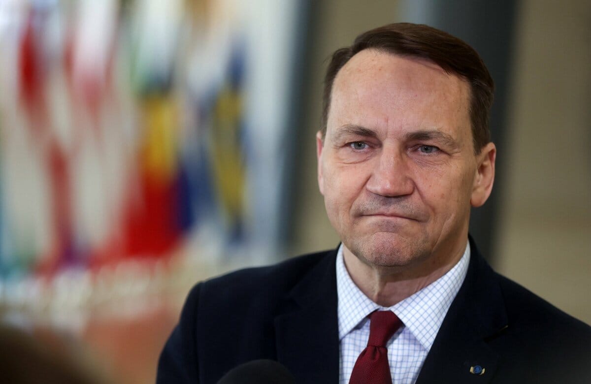 近日波蘭外長西科爾斯基（Radosław Sikorski）對俄羅斯核武威脅作出強硬回應，明確表示若俄羅斯使用核武器，波蘭和烏克蘭將聯手使用美製常規武器打擊駐烏俄軍所有地面部隊的陣地和目標，直至其全部被殲滅。 圖 : 翻攝自愚蠢的精衛 X 帳號