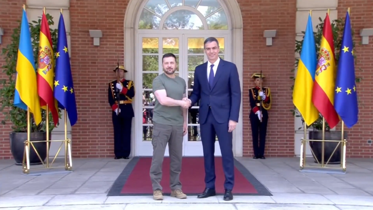 烏克蘭總統澤連斯基與西班牙首相桑切斯（Pedro Sánchez） 27 日在馬德里簽署了一份協議，西班牙承諾今年向烏克蘭提供價值超過10億歐元的軍事援助。桑切斯表示，西班牙將向烏克蘭提供武器彈藥，並重申支持烏克蘭的防衛努力。 圖 : 翻攝自影片