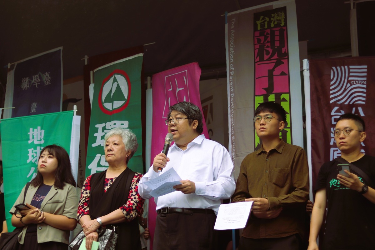 有消息稱台灣公民陣線預計發起 3 名藍委的罷免行動，執委賴中強(圖中)今日( 31 日)上午在 Facebook 發布聲明表示，近期並無相關計畫。賴中強也在文中分享了台灣公民陣線的短期、中期與長期計劃。 圖：經民連/提供