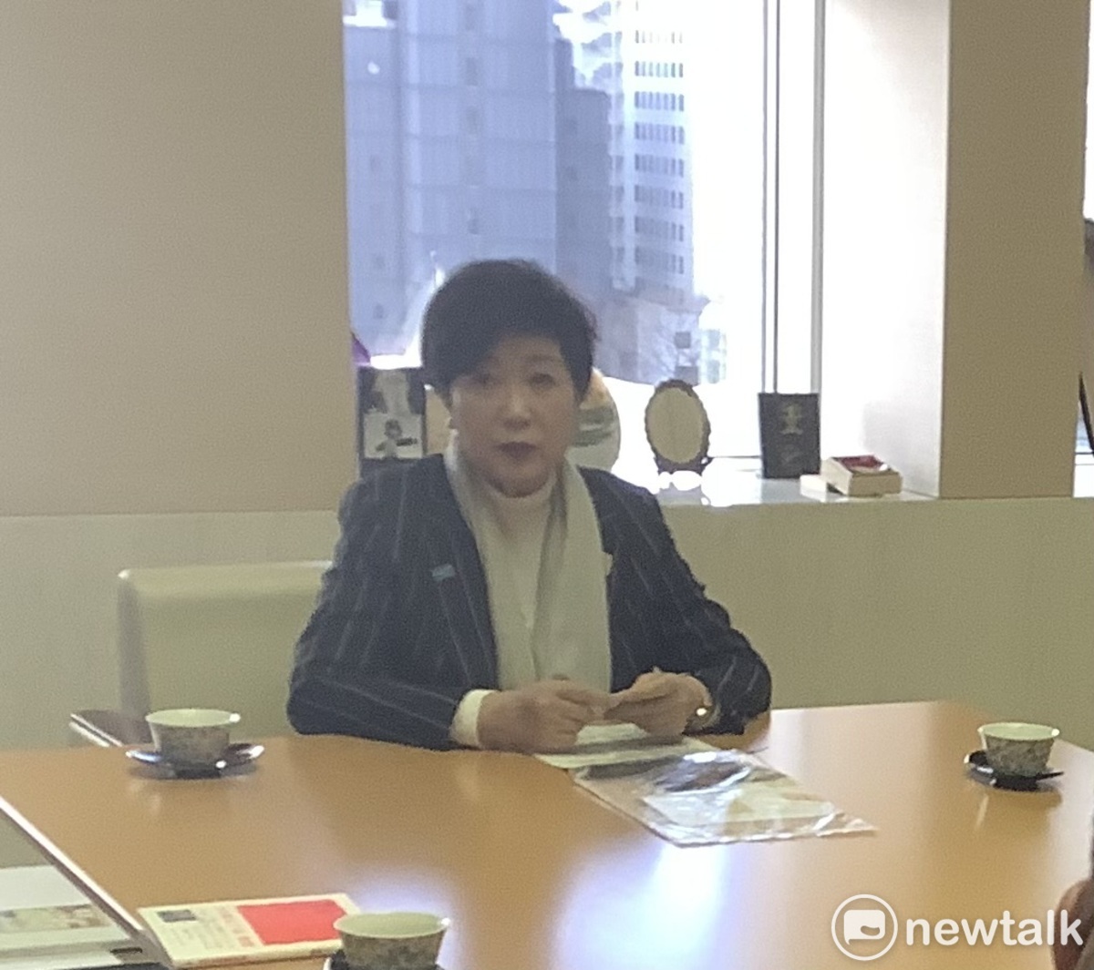 2020年的小池百合子，這一年選舉，自民黨支持她，最大勞動組織連合也支持她，讓她拿了366萬0票。 圖 : 劉黎兒/攝