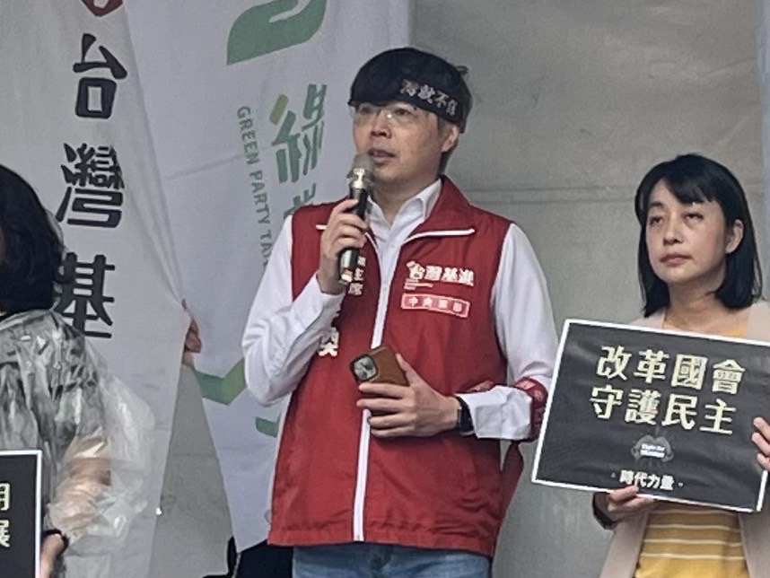 民眾今天集結立院怒嗆藍白黑箱擴權案，基進黨主席王興煥表示民主政治需要忠於台灣的在野黨。 圖：台灣基進提供