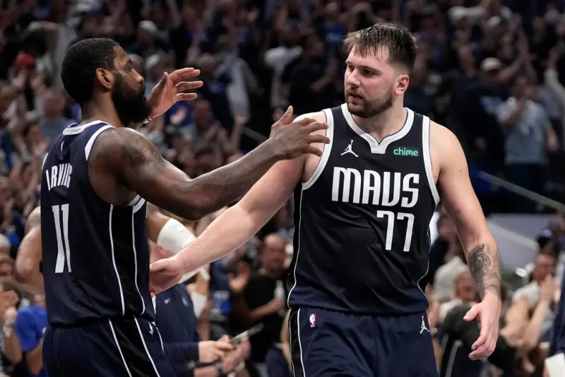 ▲ NBA達拉斯獨行俠昨(27)日在主場再度贏球後，系列賽取得3：0的絕對優勢，前進總冠軍賽如今僅差一步，而陣中雙星組合Kyrie Irving(左)和Luka Doncic(右)，系列賽前3戰的表現相當關鍵。（圖／美聯社／達志影像）