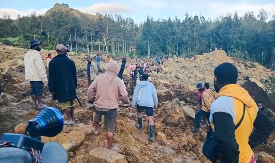 此次山崩範圍約 200 平方公里，道路被切斷，救援難度極大，直升機成為唯一的進入方式。崎嶇地形和主要道路的損壞讓救援工作非常困難，部落暴力衝突也阻礙救援人員通行。 圖 : 翻攝自騰訊網
