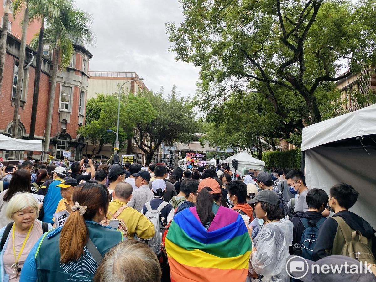 立法院會續審國會改革法案，民眾再度聚集場外。 圖：周煊惠 / 攝