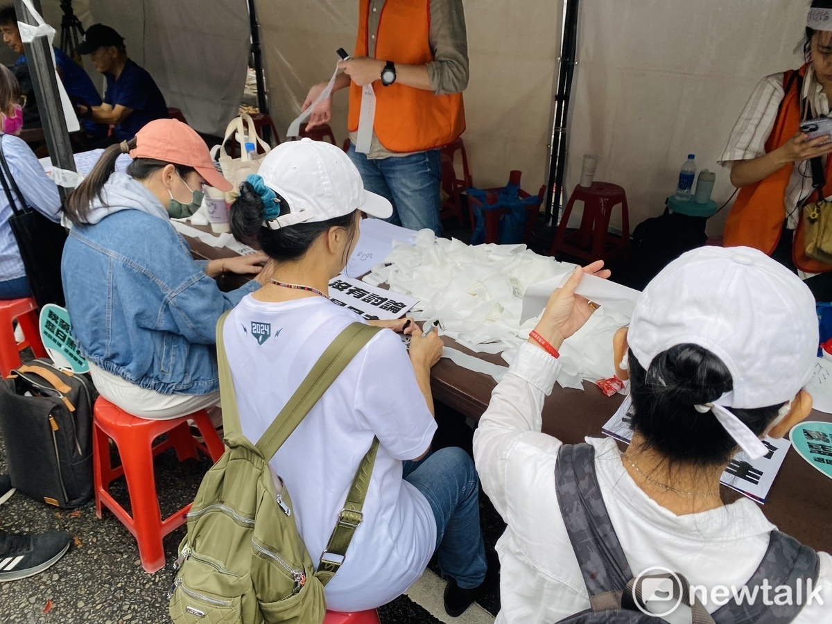 立法院會續審國會改革法案，民眾再度聚集場外。 圖：周煊惠 / 攝