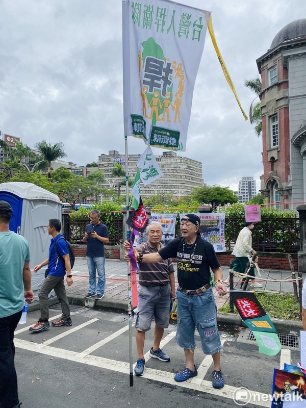 立法院會續審國會改革法案，民眾再度聚集場外。 圖：周煊惠 / 攝