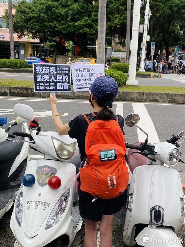 立法院會續審國會改革法案，民眾再度聚集場外。 圖：周煊惠 / 攝