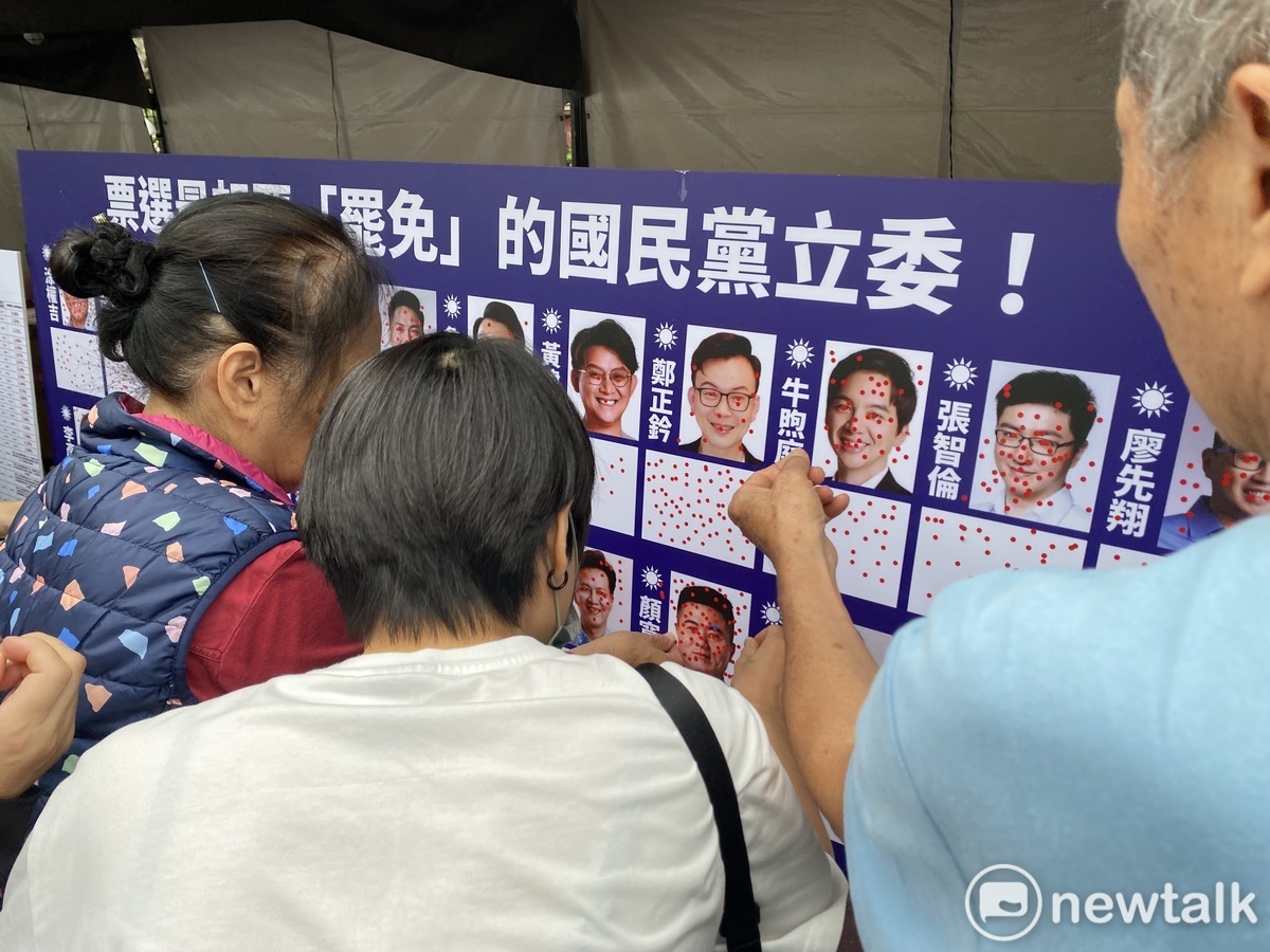 立法院會續審國會改革法案，民眾再度聚集場外。 圖：周煊惠 / 攝
