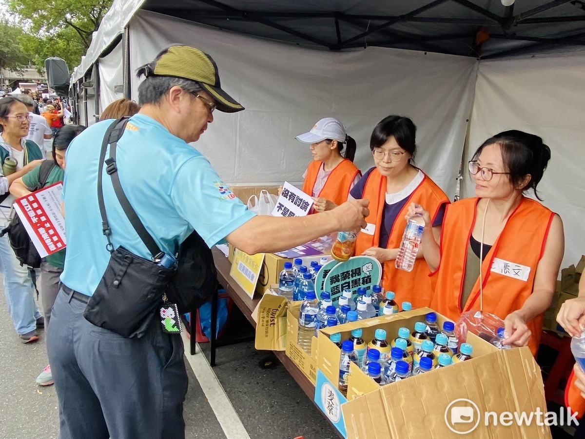 立法院會續審國會改革法案，民眾再度聚集場外。 圖：周煊惠 / 攝