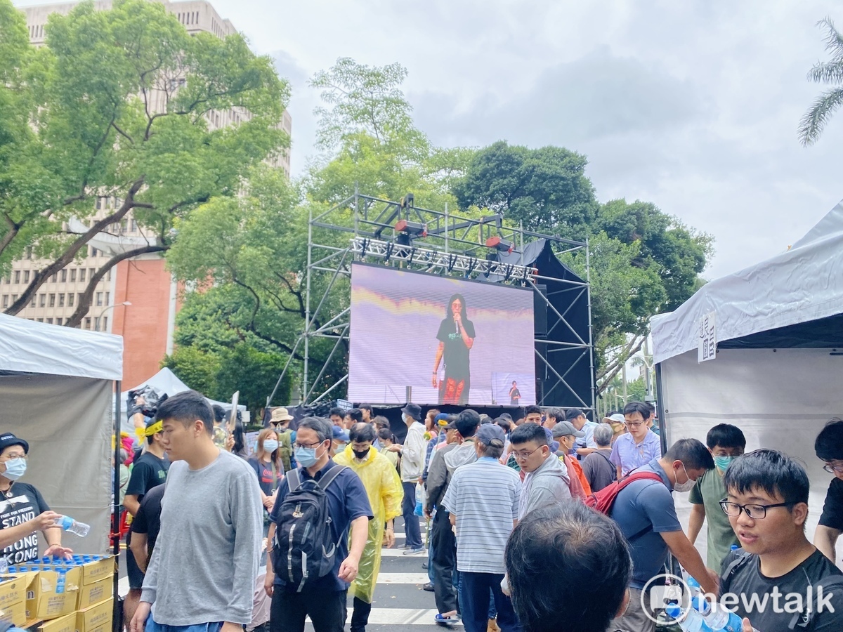 立法院會續審國會改革法案，民眾再度聚集場外。 圖：周煊惠 / 攝