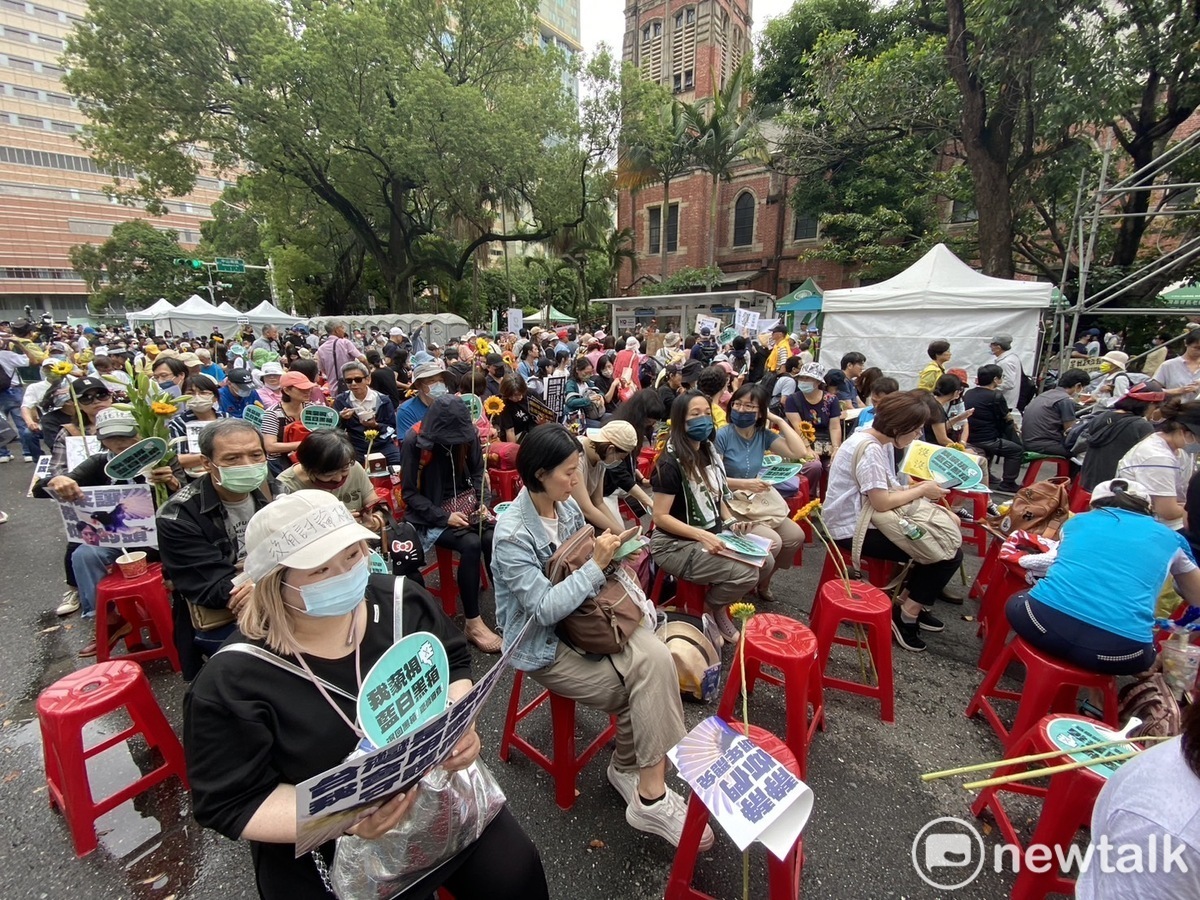 立法院會續審國會改革法案，民眾再度聚集場外。 圖：林昀真 / 攝
