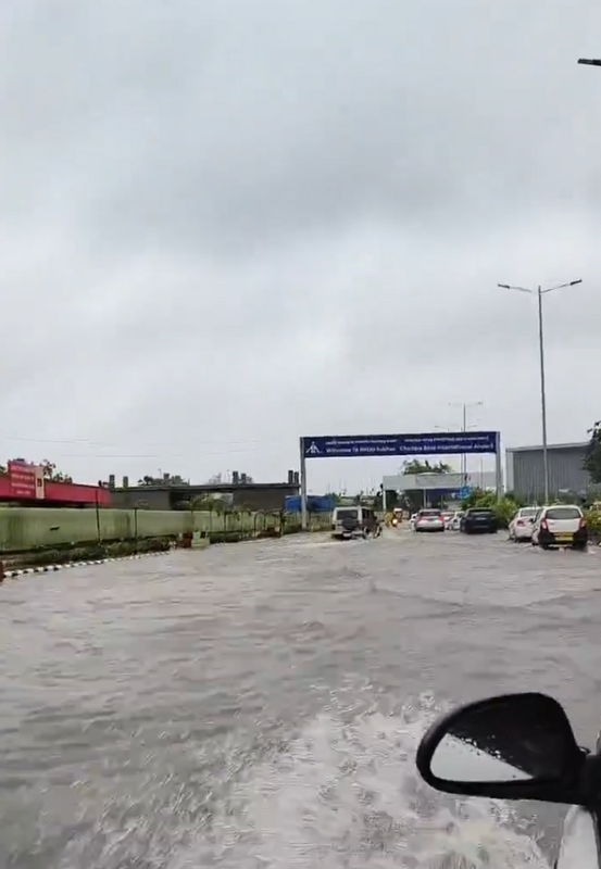 熱帶氣旋雷馬爾為印度和孟加拉帶來暴雨和強風，造成至少 17 人死亡。 圖：翻攝自 Promita Mukherjee Modi Ka Parivaar X（前推特）帳號