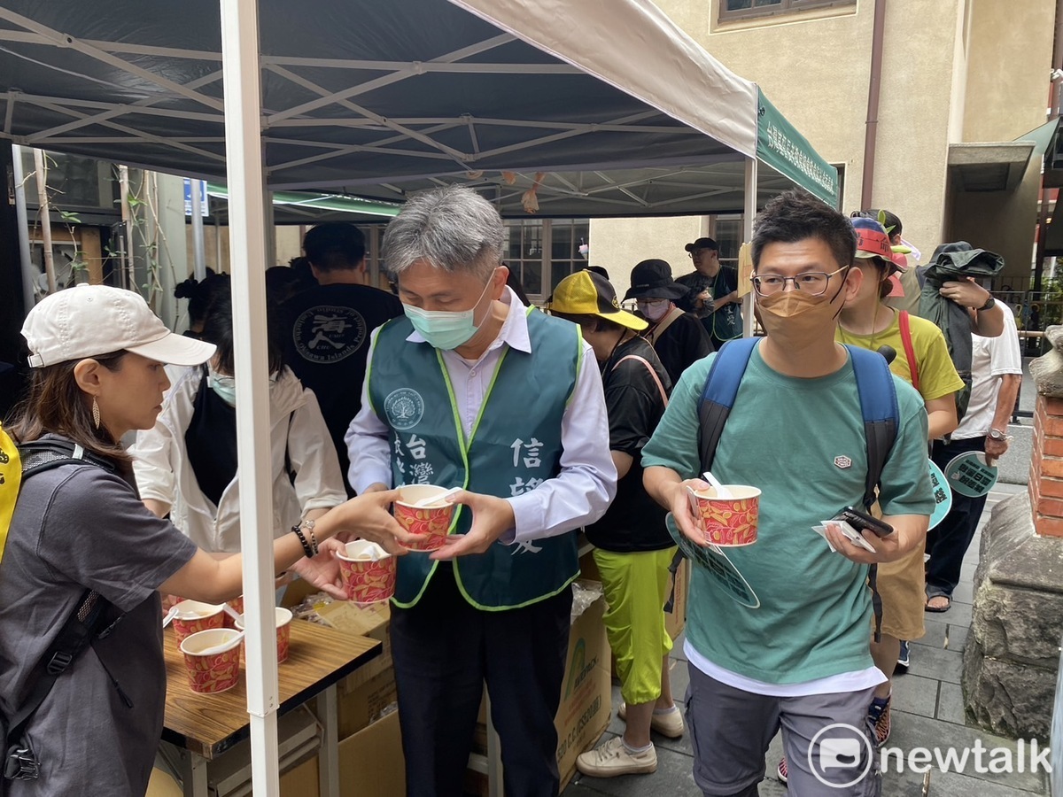 濟南教會提供「民主粥」供民眾免費取用。 圖：林昀真/攝