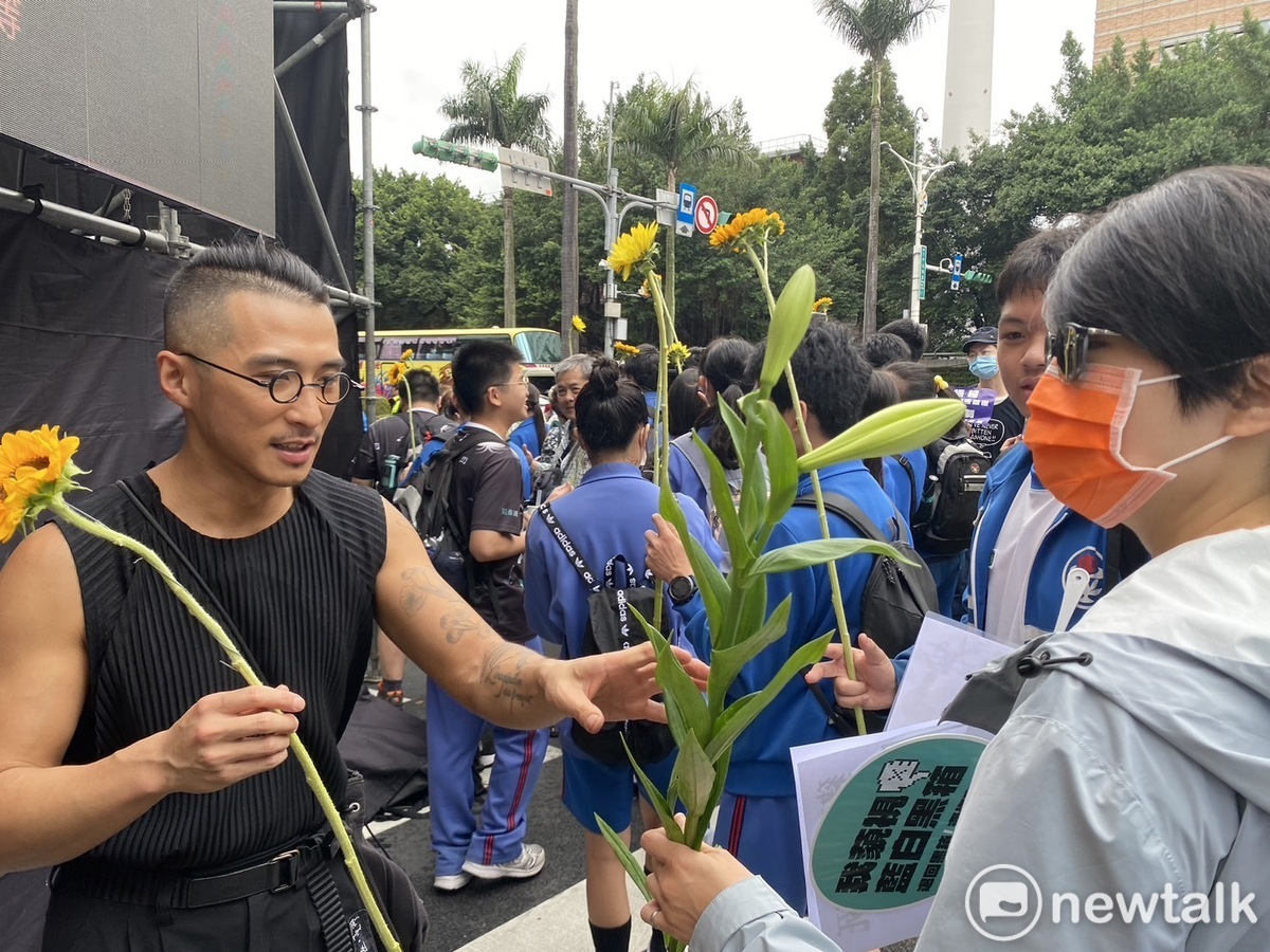 民主自覺！千朵太陽花立院場外免費送