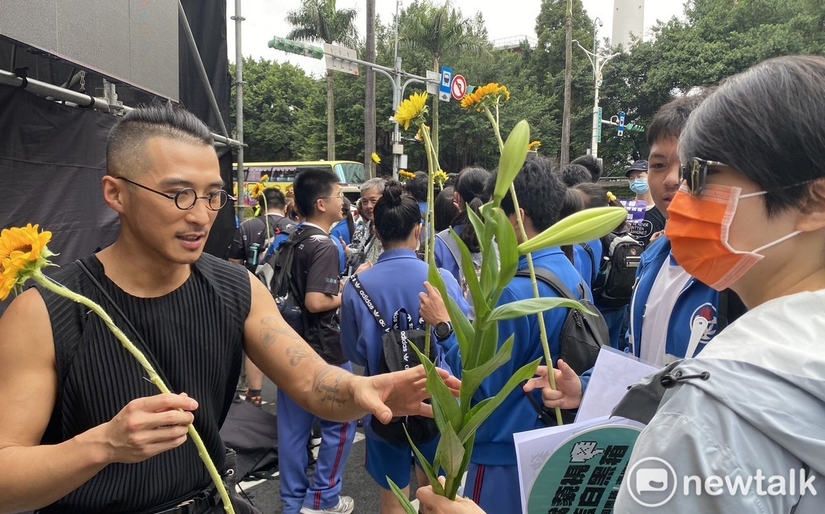 民主自覺！千朵太陽花立院場外免費送