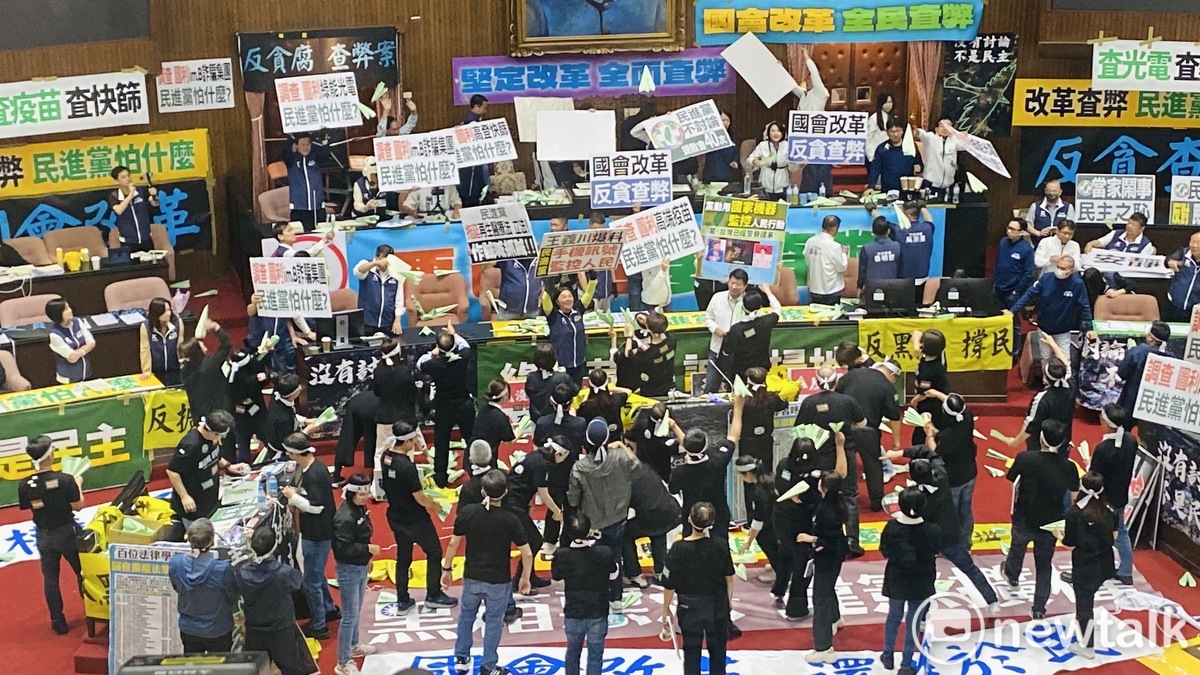 國會職權行使法二讀，綠委拿出綠色紙飛機朝向主席台狂射。 圖：周煊惠 / 攝