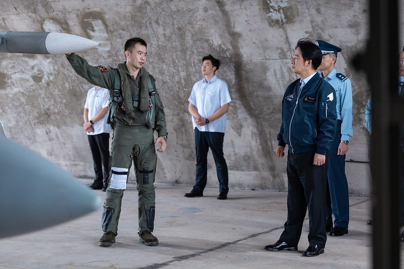 賴清德總統今（28）日前往花蓮勗勉「陸軍混合砲兵營」、「海軍海鋒機動第四中隊」及「空軍第五戰術混合聯隊」。 圖：總統府提供