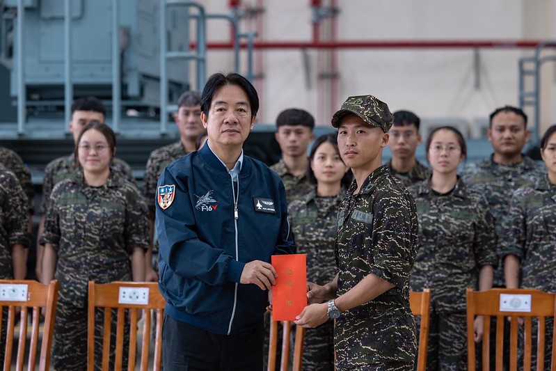 賴清德總統今（28）日前往花蓮勗勉「陸軍混合砲兵營」、「海軍海鋒機動第四中隊」及「空軍第五戰術混合聯隊」，並致贈加菜金。 圖：總統府提供