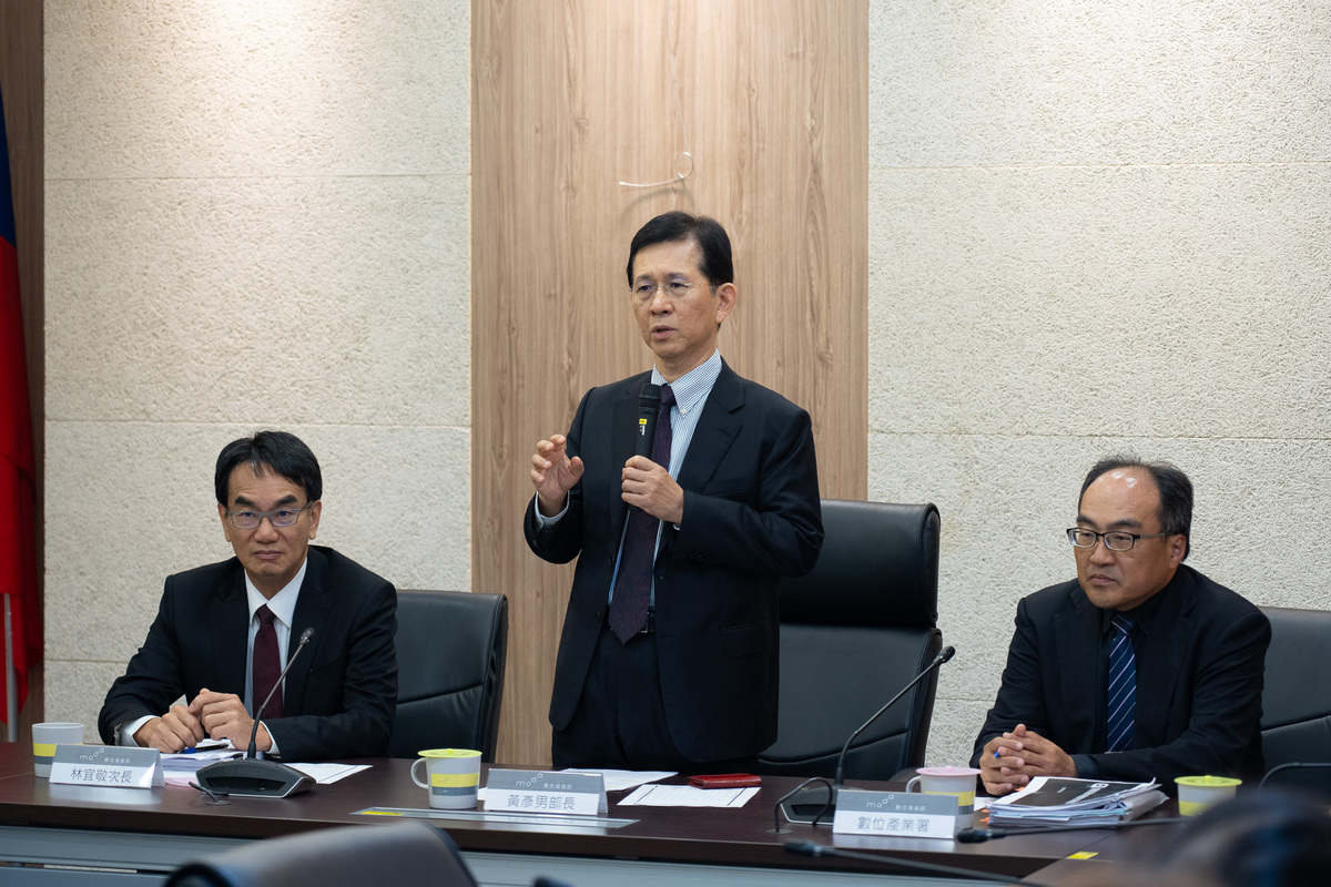數位發展部長黃彥男（站立者）今（28）日在媒體茶敘中，揭示數位發展三支箭。 圖：數位發展部提供