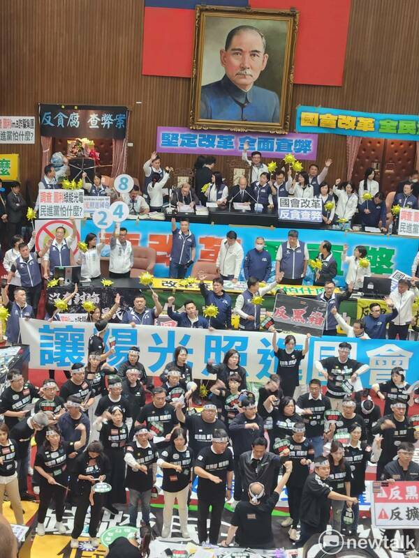 立法院長韓國瑜在爭議聲中，三讀《立法院職權行使法》部分條文修正案。 圖：黃建豪/攝