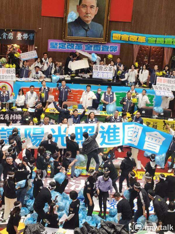 立法院長韓國瑜在爭議聲中，三讀《立法院職權行使法》部分條文修正案。 圖：黃建豪/攝（資料照）
