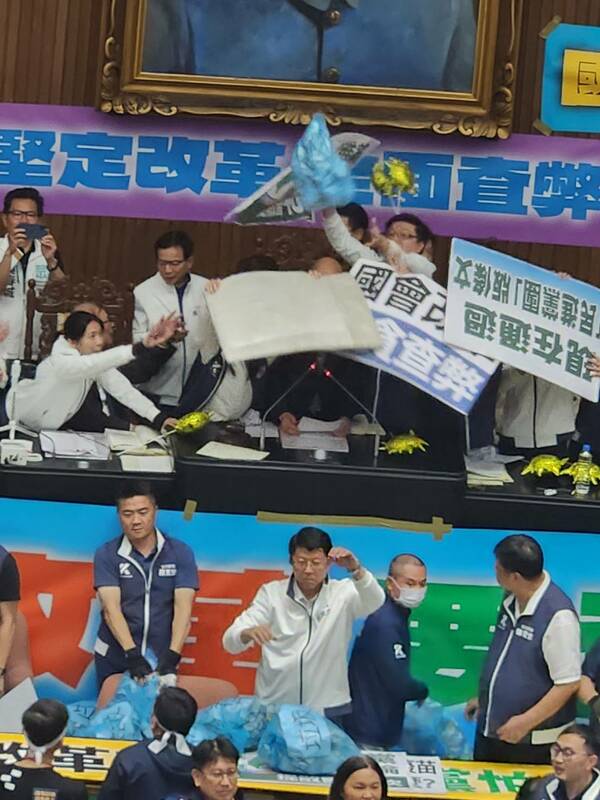 《立法院職權行使法》修正三讀，民進黨團不滿向主席台狂丟「藍垃圾」。 圖：黃建豪/攝