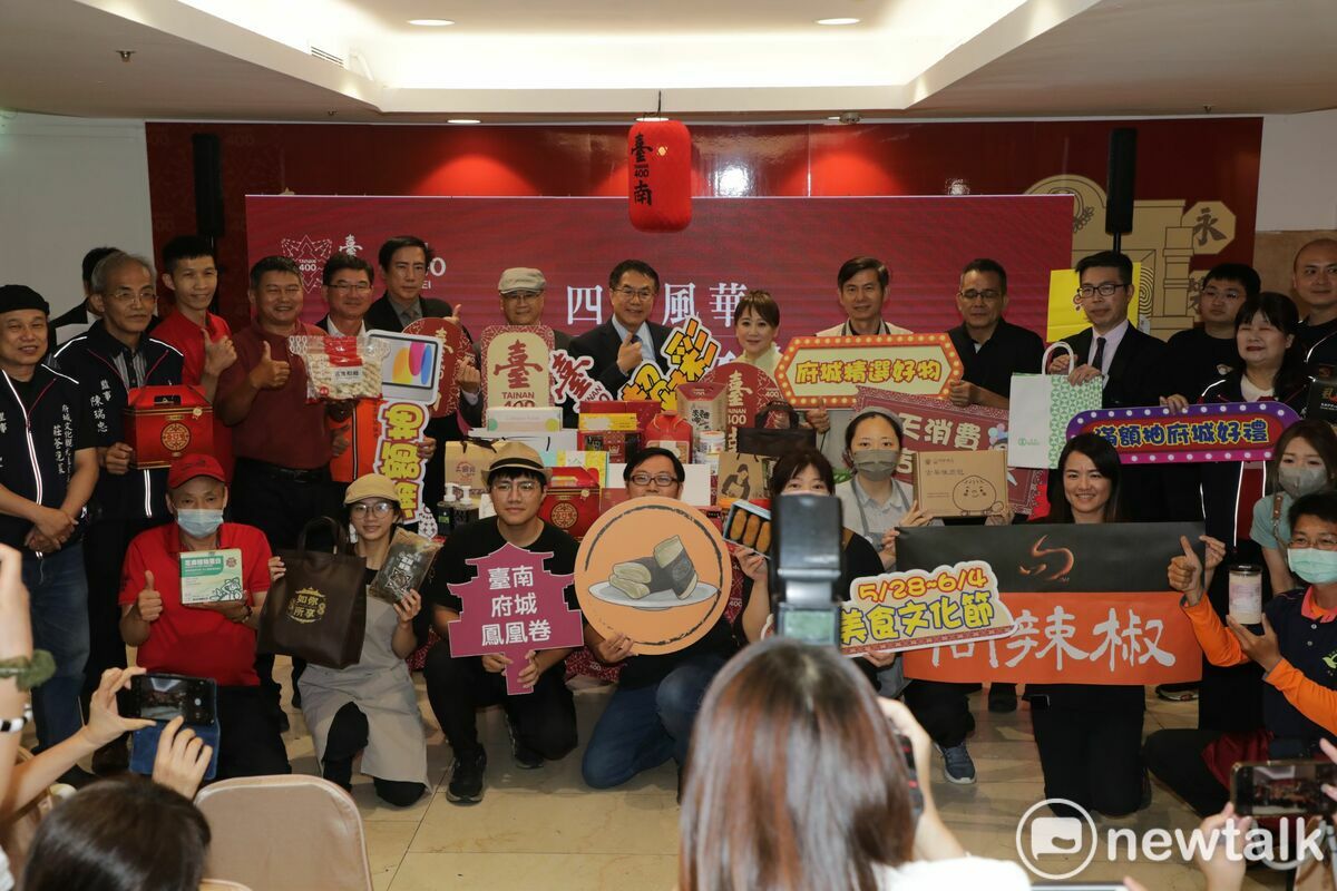 臺南市政府在遠東SOGO百貨台北忠孝館推出「臺南美食文化節」，現場集結近50家臺南精選在地特色物產與美食優質店家。臺南市長黃偉哲今日北上為活動揭幕，並邀請臺南米其林必比登推介餐廳兩大主廚聯袂操刀「古都府城400風華宴」，讓北部民眾可就近品嚐臺南道地精緻的「手路菜」，體驗原汁原味的臺南辦桌文化。 圖：台南市政府提供