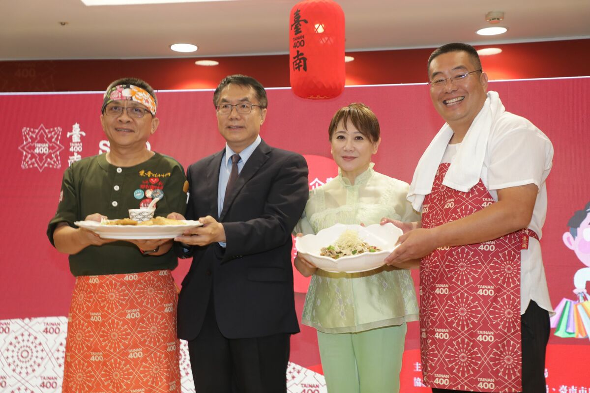 臺南市政府在遠東SOGO百貨台北忠孝館推出「臺南美食文化節」，現場集結近50家臺南精選在地特色物產與美食優質店家。臺南市長黃偉哲今日北上為活動揭幕，並邀請臺南米其林必比登推介餐廳兩大主廚聯袂操刀「古都府城400風華宴」，讓北部民眾可就近品嚐臺南道地精緻的「手路菜」，體驗原汁原味的臺南辦桌文化。 圖：台南市政府提供