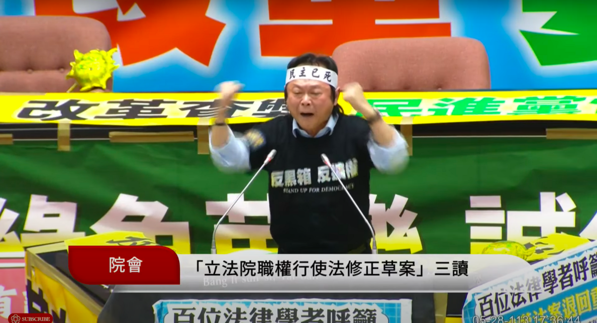 「白狼」張安樂現身立院附近，民進黨立委王世堅怒轟「敢傷害群眾Over my dead body」。 圖：翻攝自國會頻道