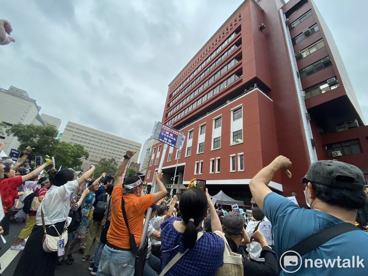 國會改革法案三讀通過，立院場外民眾向立院方向怒吼「韓國瑜下台」。 圖：林昀真/攝