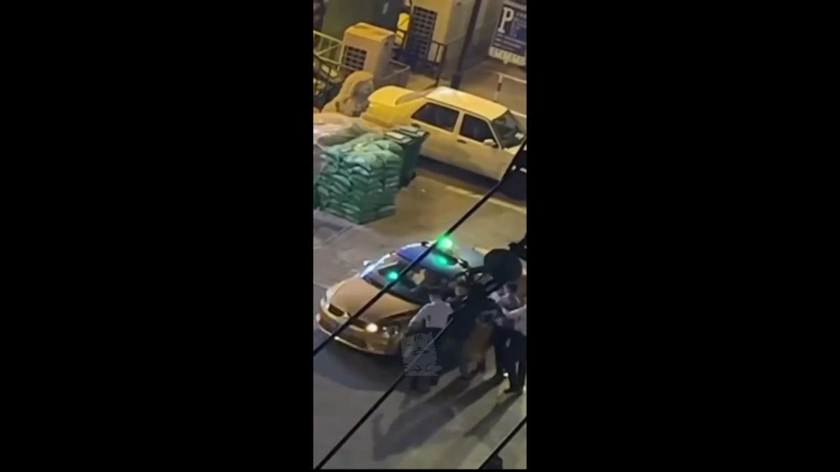 一名男子持刀在街上遊盪，隨後劫持了一名女性人質和一輛計程車。儘管警方連開五槍試圖制服該男子，但他仍然成功地駕車逃離了現場，留下一片混亂和恐慌。 圖 : 翻攝自影片