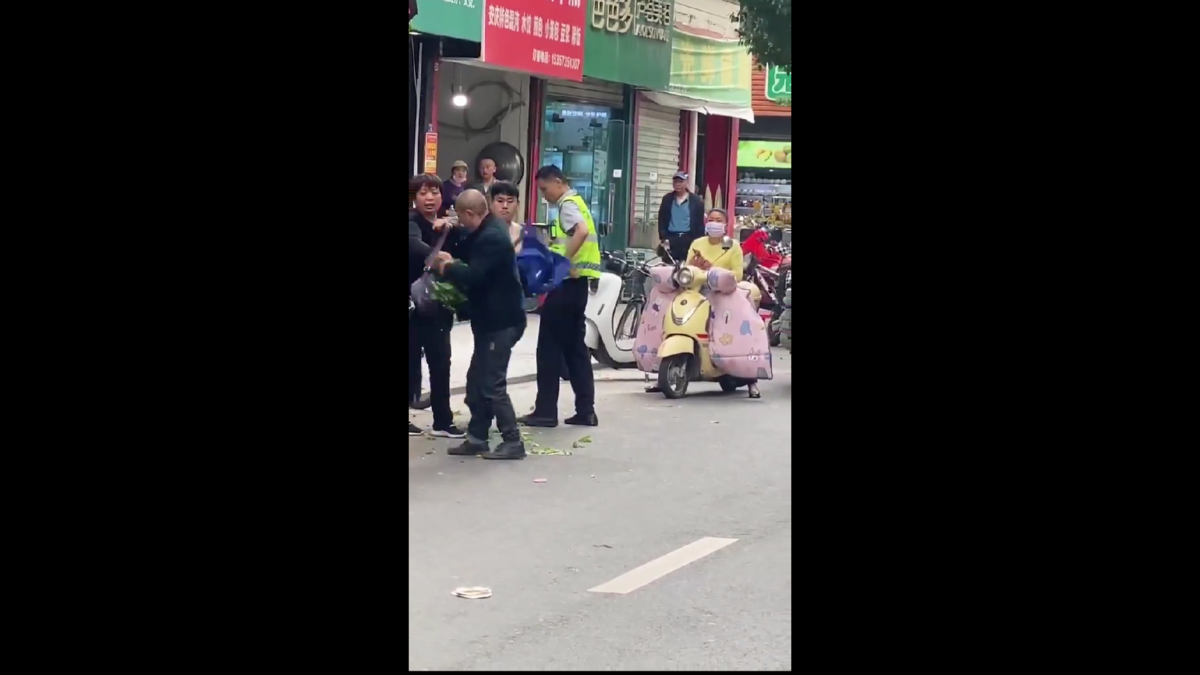 在湖北孝感市一名城管在街頭對一名賣菜的老人施暴。 圖 : 翻攝自影片