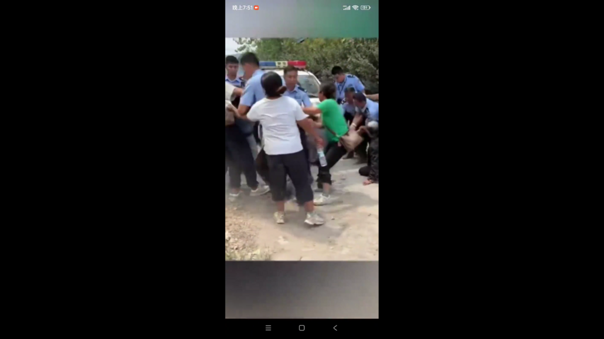 一名男子發布影片聲稱，其家人在曹縣保民磚廠工作期間遭遇不測身亡。當家屬前往磚廠討論事宜時，卻遭到警方和不明身份的社會人士的暴力襲擊和逮捕。