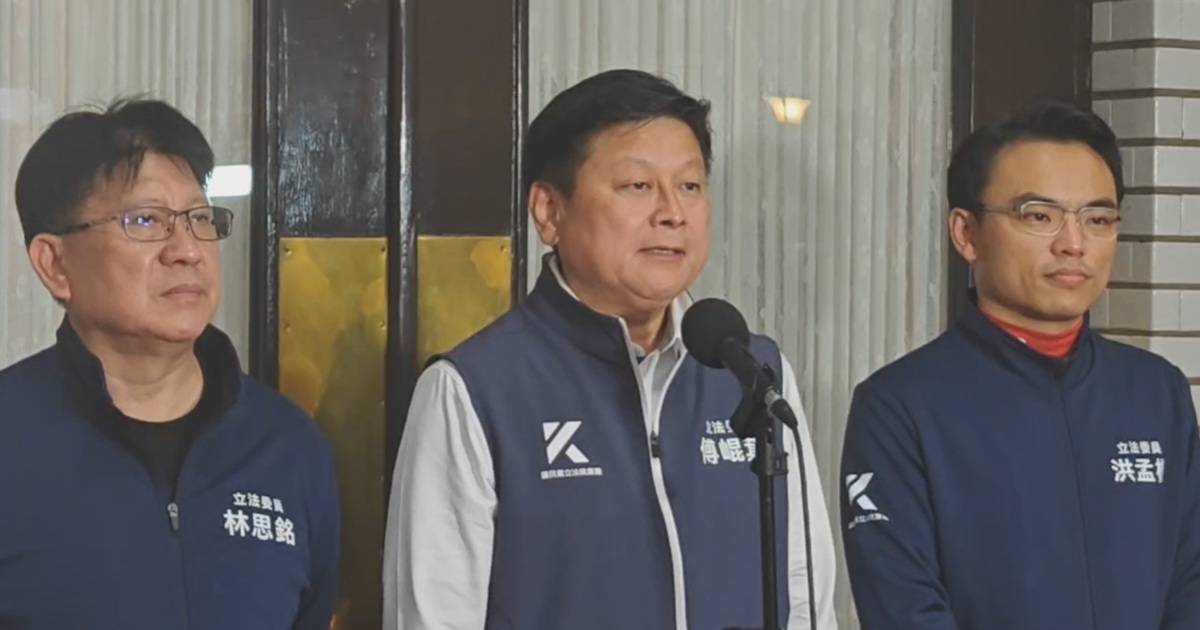 國會改革法三讀後，國民黨團三長於議場前召開記者會。 圖：傅崐萁辦公室/提供
