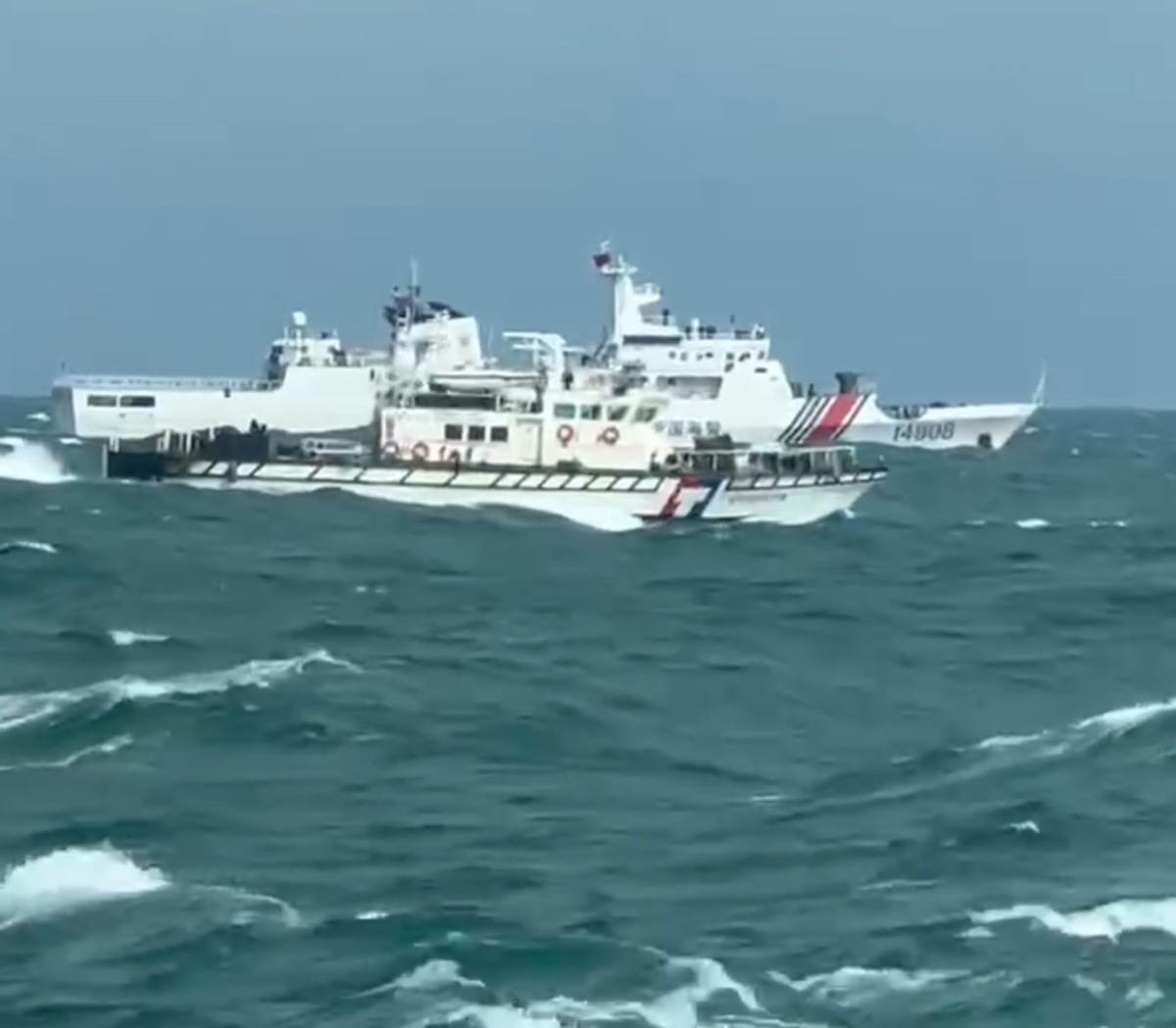 中國海警14608等4艘船艇28日侵擾金門禁限制海域，海巡艇一對一併航對應、平行監控。 圖：海巡署提供