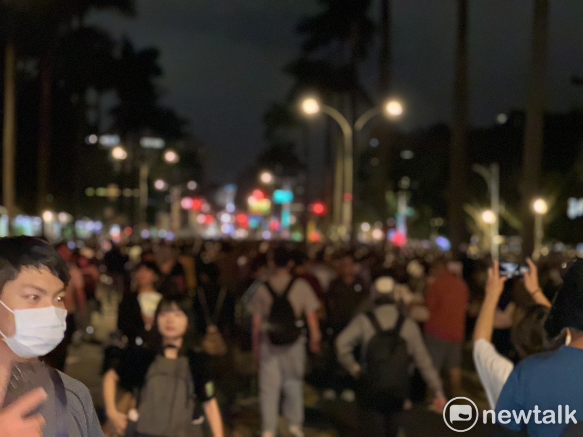 0528晚間反國會擴權超過7萬人集結在立法院外。 圖：朱蒲青攝