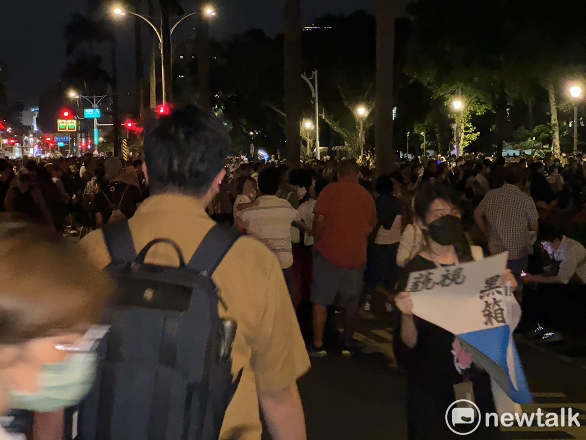 0528晚間反國會擴權超過7萬人集結在立法院外，群眾要求退回重審，同時訴求藍白黨騙殺台灣。 圖：朱蒲青攝