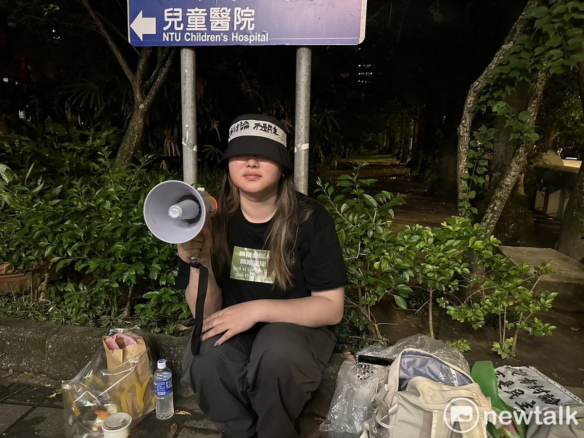 台大醫院捷運出口，主辦單位貼心擴音指路到528反國會擴權抗議現場。 圖：朱蒲青攝