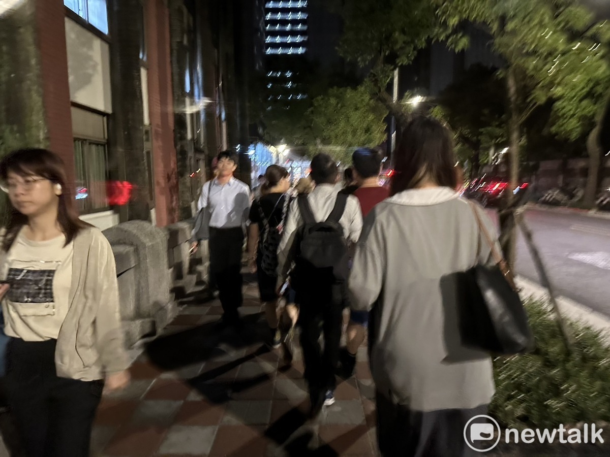 0528晚間反國會擴權超過7萬人集結在立法院外，群眾要求退回重審，同時訴求藍白黨騙殺台灣。 圖：朱蒲青攝