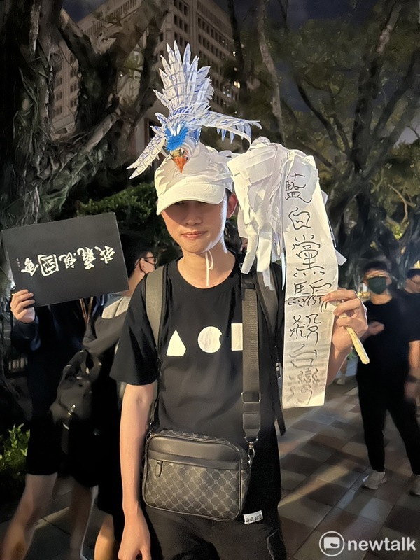 0528晚間反對國會過權抗議活動群眾集結立法院外，民眾高舉藍白黨騙。 圖：朱蒲青攝