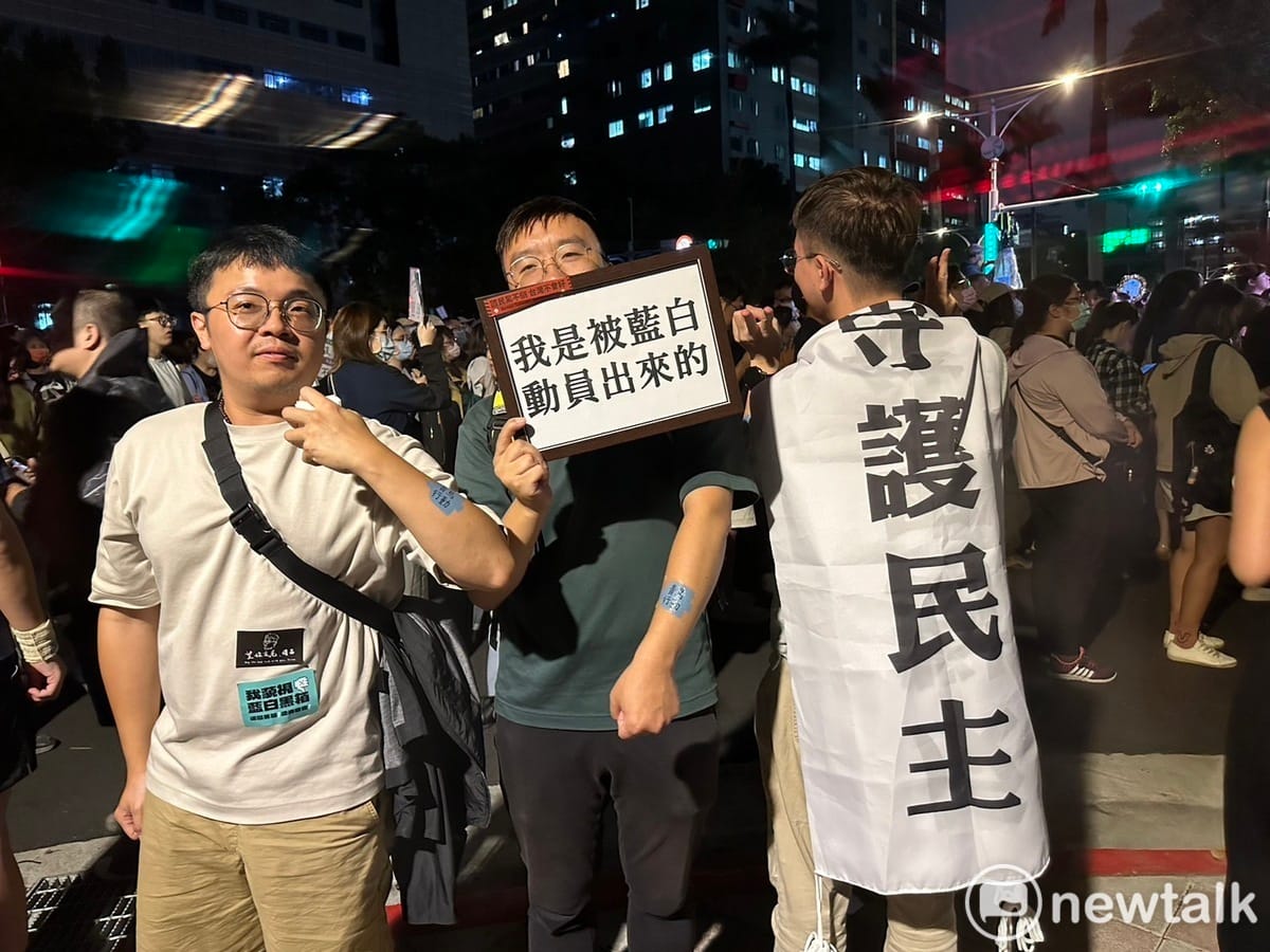 528反過國會擴權民眾反諷三人組，自稱被藍白動員來的，站在教育部前街角吸引許多抗議民眾拍照。 圖：朱蒲青攝