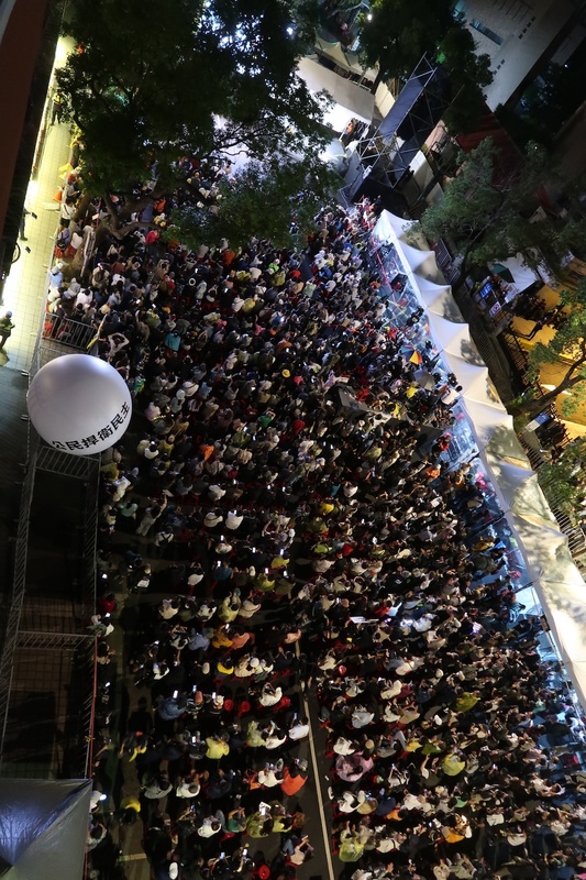 民眾踴躍聚集立法院會抗議國會擴權。 圖：林朝億/攝