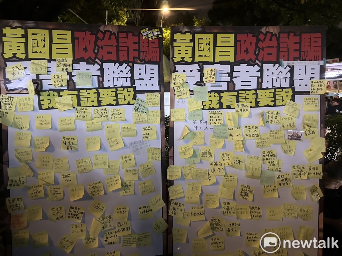 0528晚間反對國會過權抗議活動群眾集結立法院外，其中基督長老教會內有兩個黃國昌受害者聯盟我有話要說看板，讓民眾可以貼上自己的心聲。 圖：朱蒲青攝