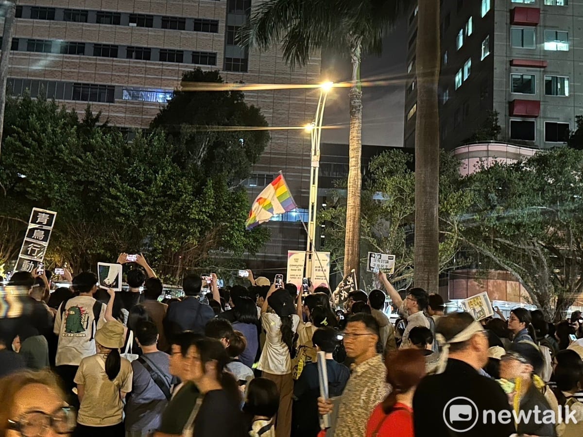 0528晚間反對國會過權抗議活動群眾集結立法院外。 圖：朱蒲青攝