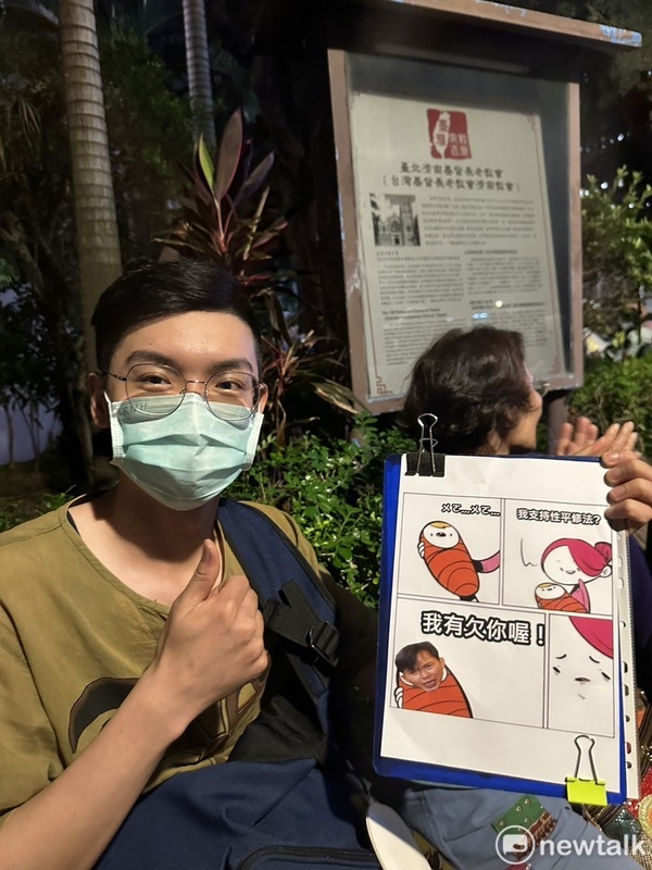 0528晚間反對國會擴權集結立法院外，年輕人自製漫畫諷刺黃國昌。 圖：朱蒲青攝
